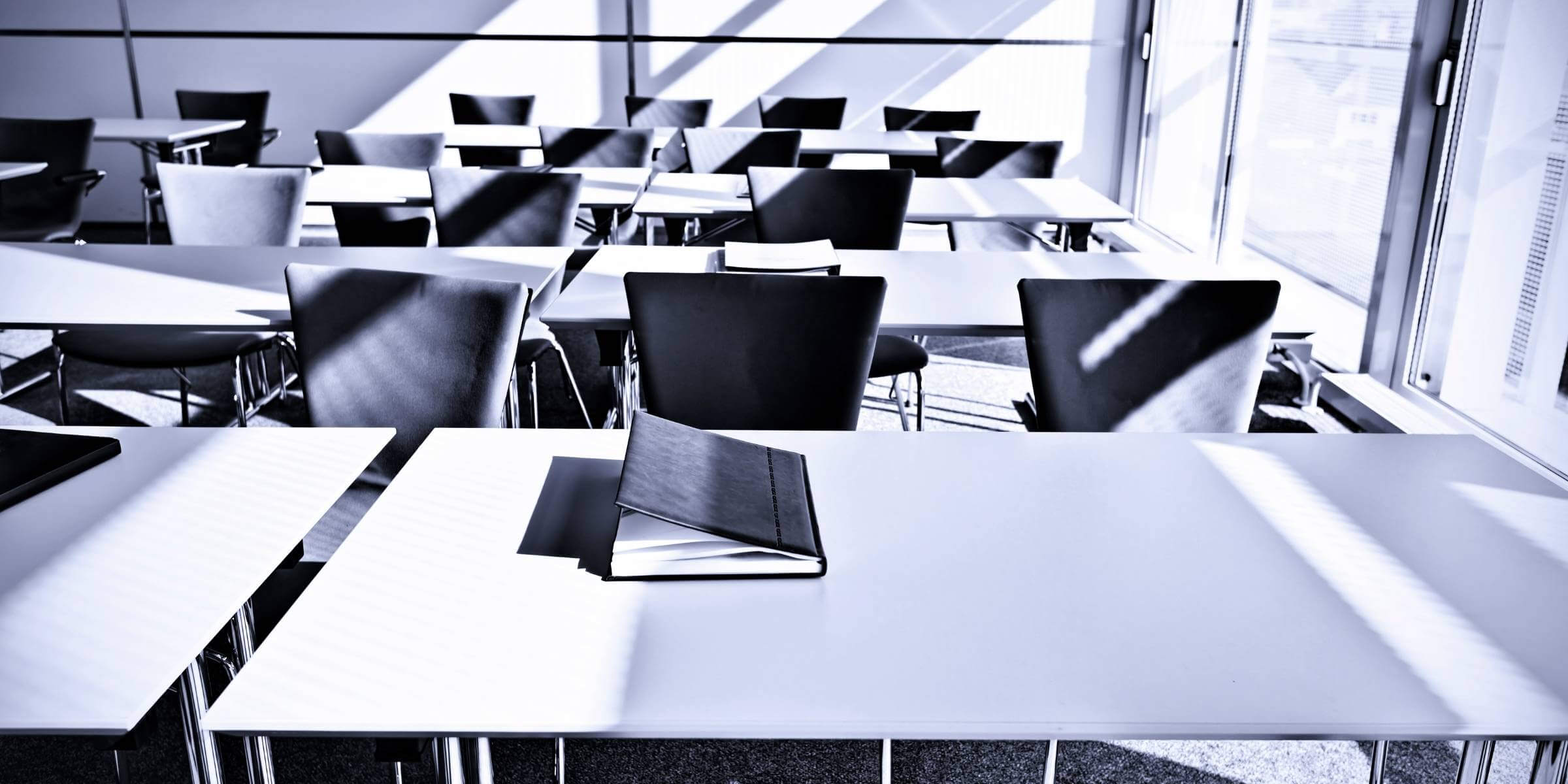 empty desks sitting in a classroom 