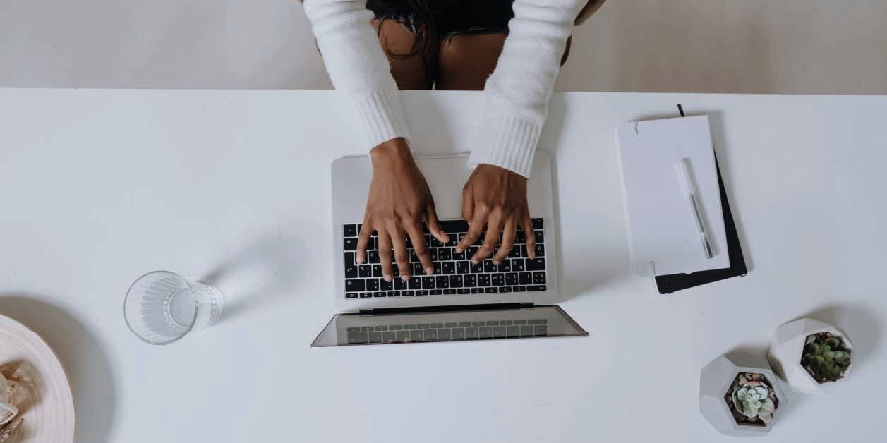 hands on laptop